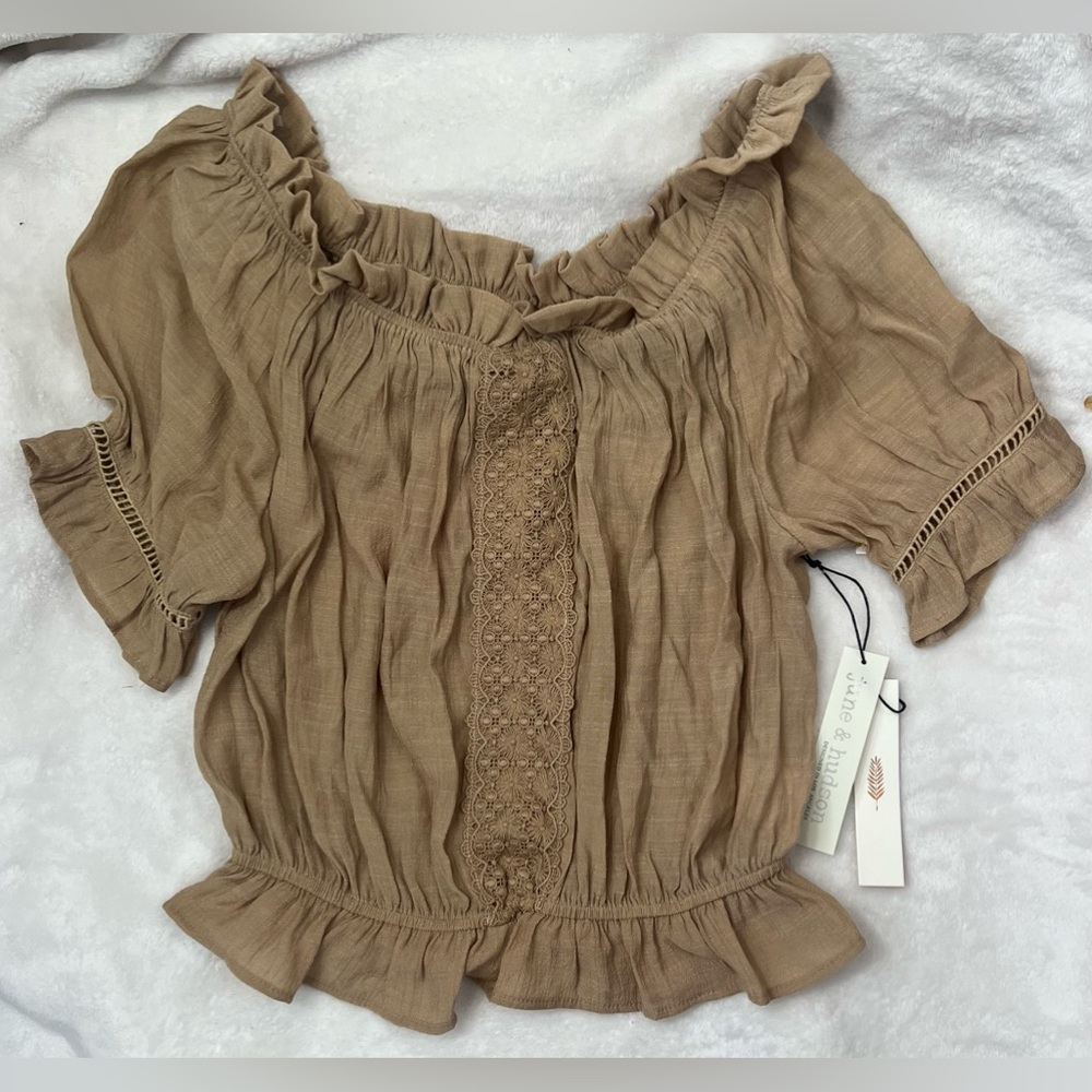 New Women’s June & Hudson Short Sleeved Off Shoulder Top in Tan/Gold Size Small